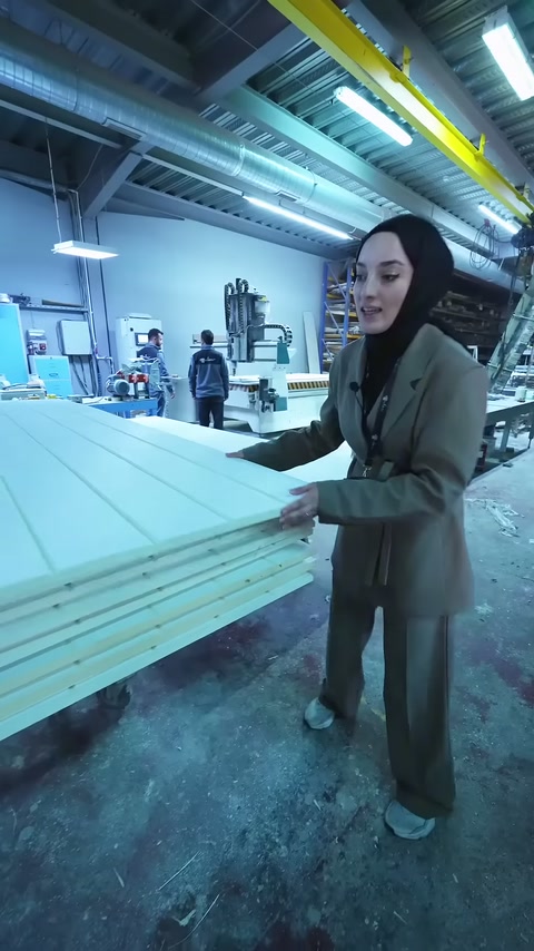 Sunucu tezgâhtaki panel istifinin yanında açıklama yapıyor