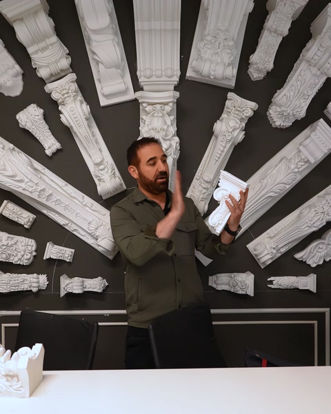 İki elini açarak payanda çeşitliliğini anlatan erkek