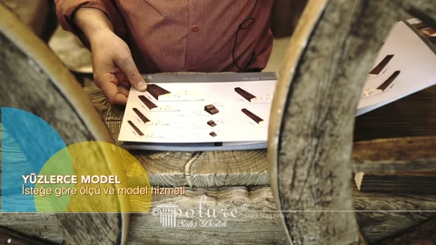 Parmakla katalog üzerinde sıralanan ahşap dokulu profil seçenekleri gösteriliyor.