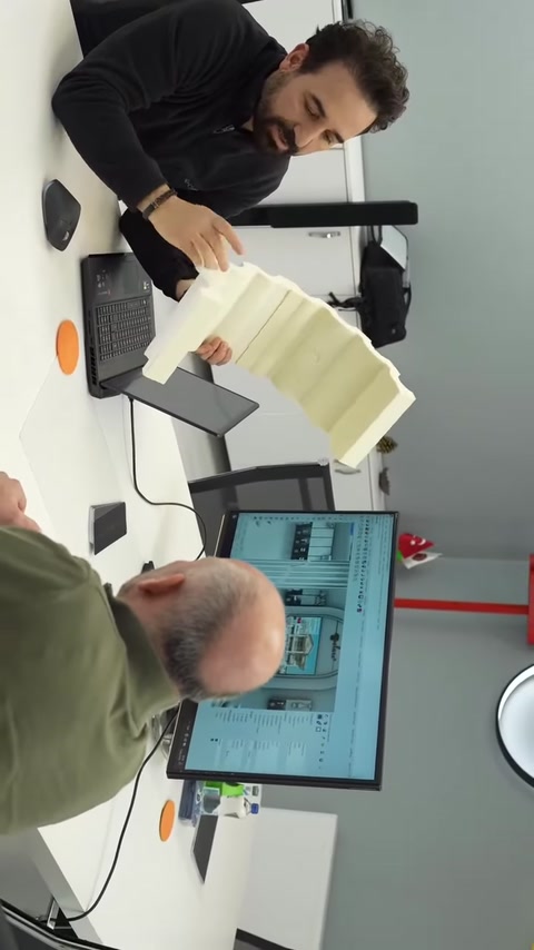 Parçalı sütun gövdesinin kavisli formu elde sergileniyor.