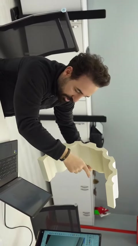 Kavisli sütun parçalarının birleşim noktaları yakından kontrol ediliyor.