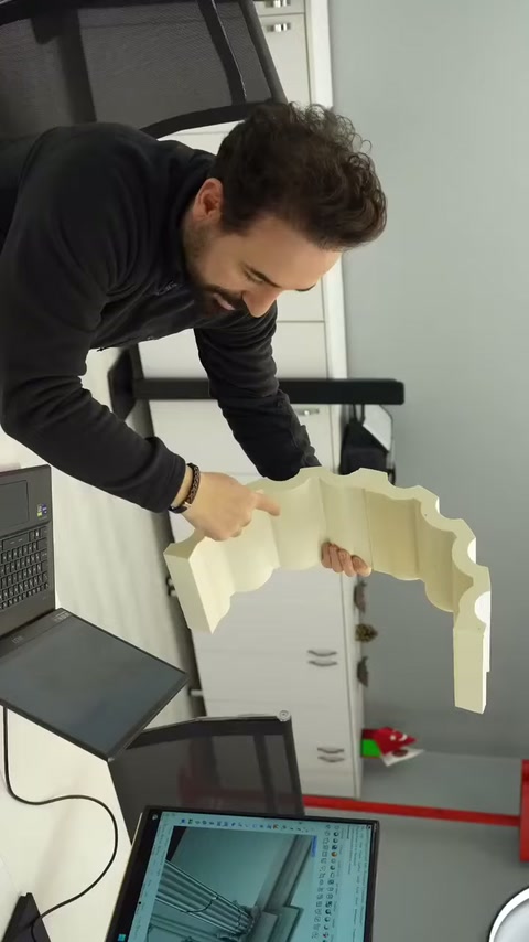 Sütun gövdesinin iç kavisi çalışma ortamında karşı tarafa çevriliyor.