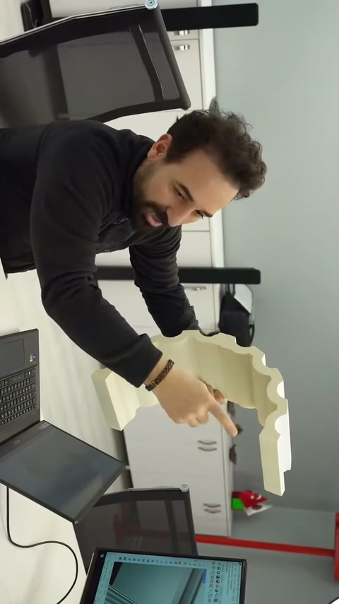 Dekoratif sütun parçası dik tutulurken yüzey olukları kontrol ediliyor.