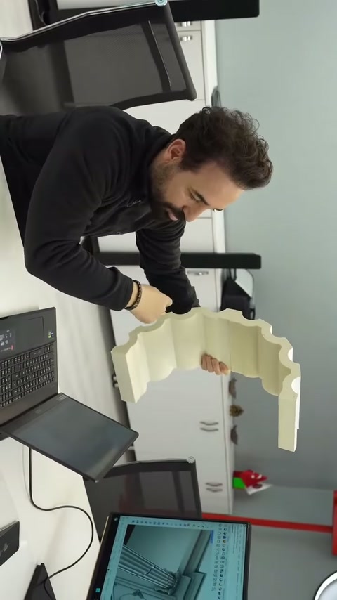 Kavisli numunenin bağlantı kenarı parmakla gösterilerek yapısı açıklanıyor.