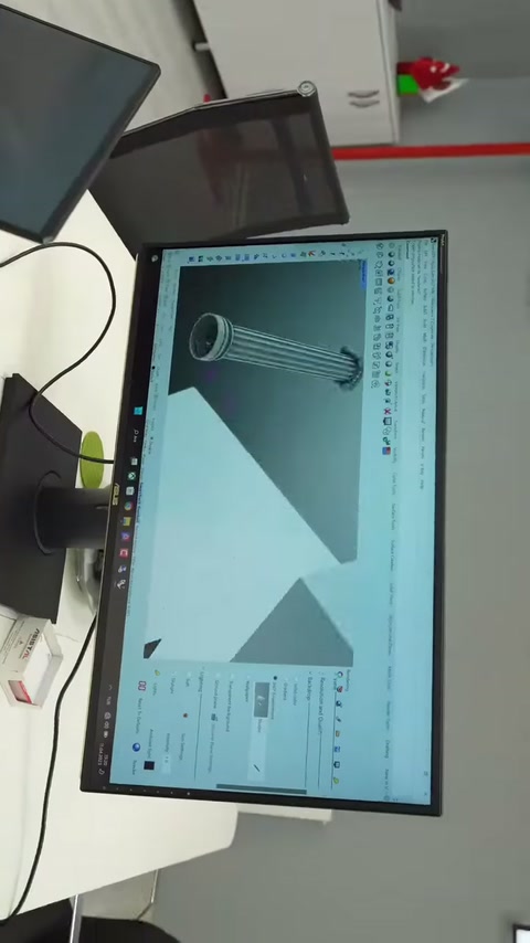 Dijital sütun modeli büyük monitörde tasarım aşamasında görüntüleniyor.