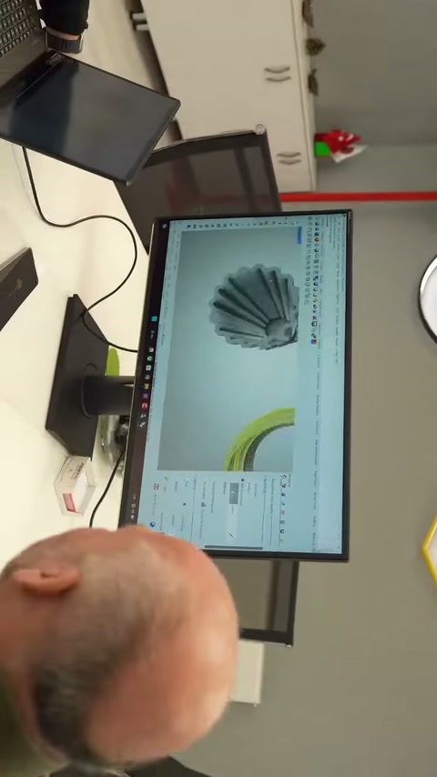 Yelpaze biçimindeki sütun kesiti monitörde teknik olarak değerlendiriliyor.