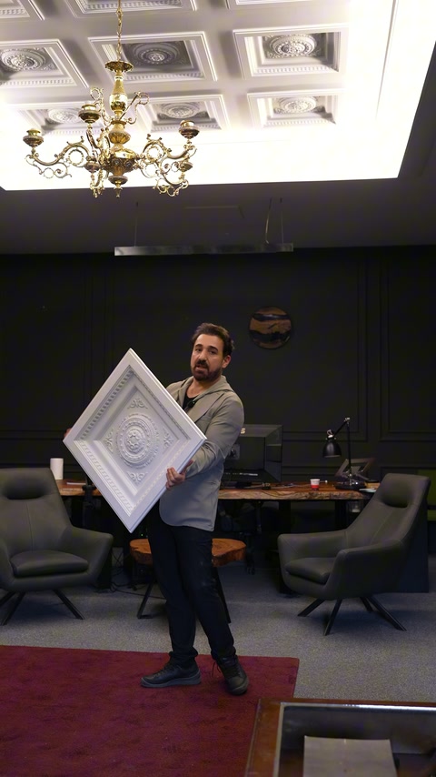 Kabartmalı kare kubbenin ön yüzü kameraya çevriliyor