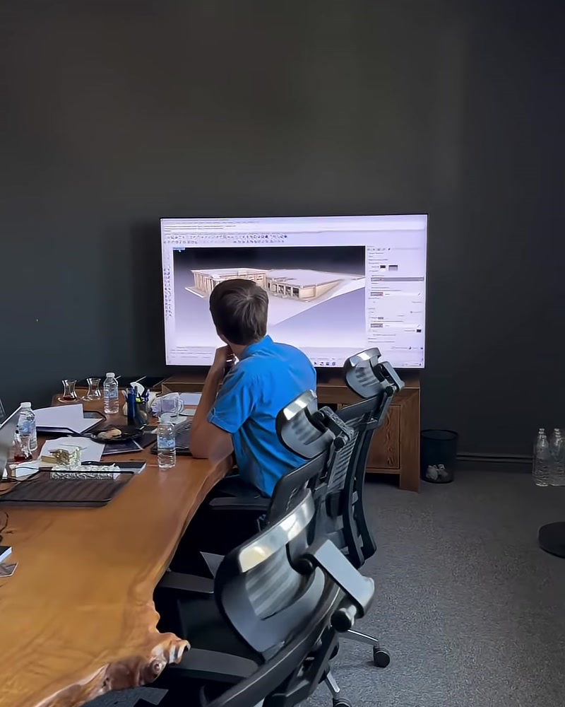 Proje ekibi düğün salonunun 3D tasarımını ekrandan inceliyor