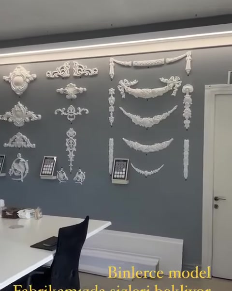 Kapı yanında girland, köşe motifi ve rozet çeşitleri görülüyor.
