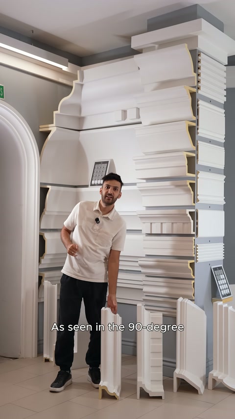 Görevli showroomda uzun köşe profillerini dikey konumda tanıtıyor.