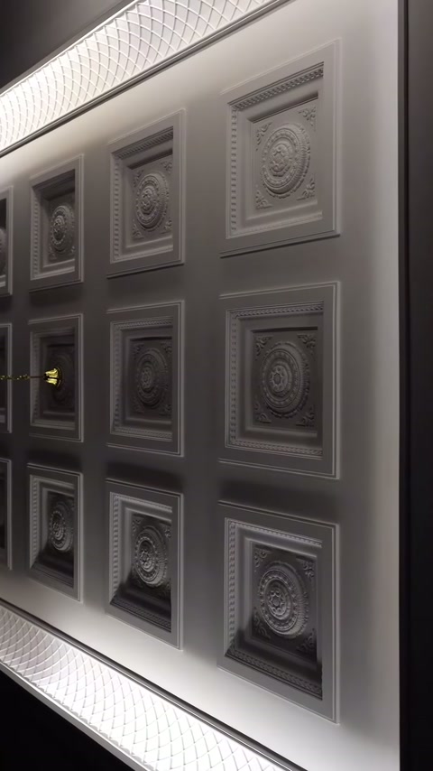 Çerçeveli kare tavan elemanları, dönüşümlü kabartma merkezleriyle uygulanmış görünüyor.