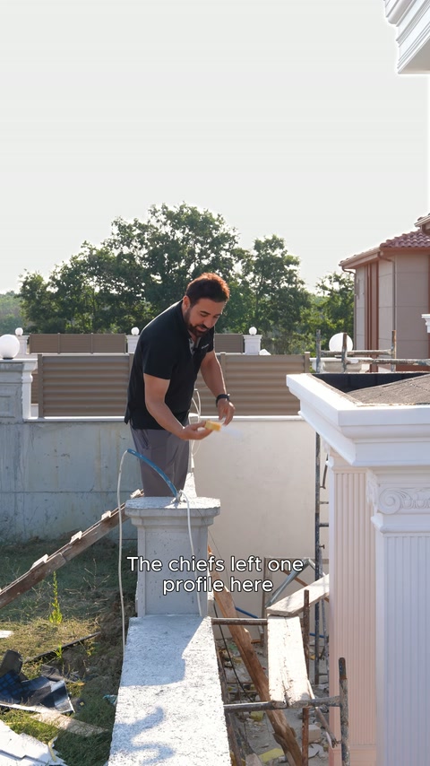 Sunucu, teras parapetindeki geniş taç profilini çekiçle kontrol ediyor.