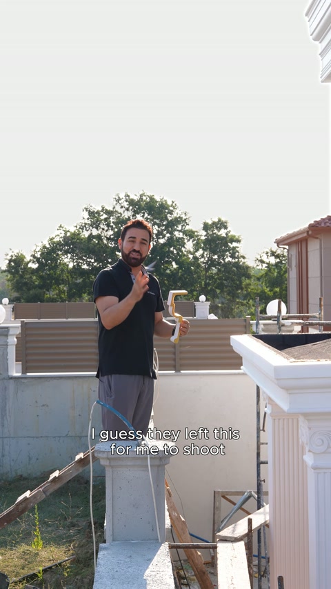 Teras üstündeki poliüretan profil, sunucunun elindeki çekiçle gösteriliyor.