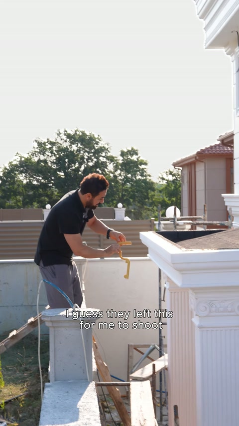 Sunucu, parapet üzerindeki köşe profilini şerit metreyle inceliyor.