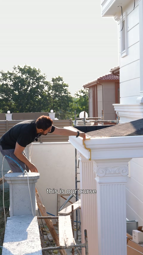 Parapet köşesindeki silme katmanları şerit metre yanında sergileniyor.