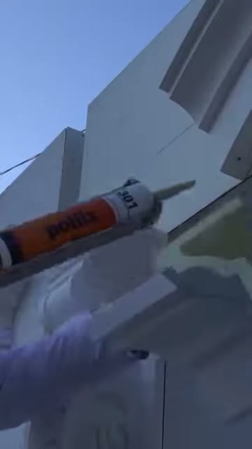 Yapıştırıcı, kesilmiş köşe parçasının iç yüzeyine şerit halinde çekiliyor
