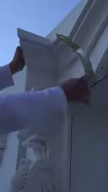 Hazırlanan köşe parçası dış cephede üst profilin yanına yerleştiriliyor