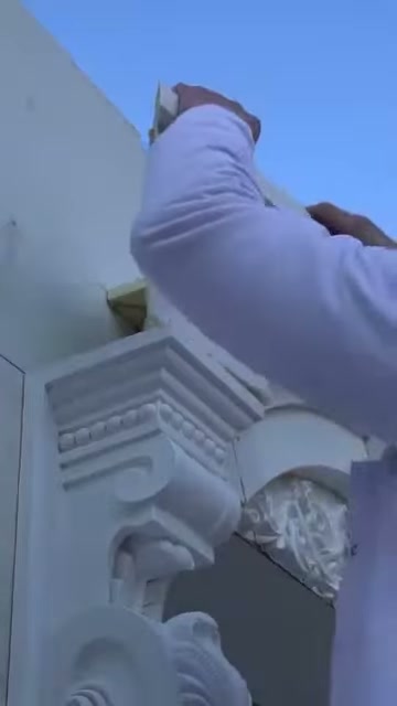 Üst cephe profilinin köşesinde matkapla ek sabitleme yapılıyor