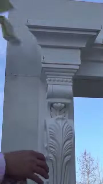 Hazırlanan parça sütun başlığının üzerindeki boşluğa yaklaştırılıyor