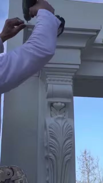 Üst profil birleşimindeki ek parça matkapla yerinde sabitleniyor