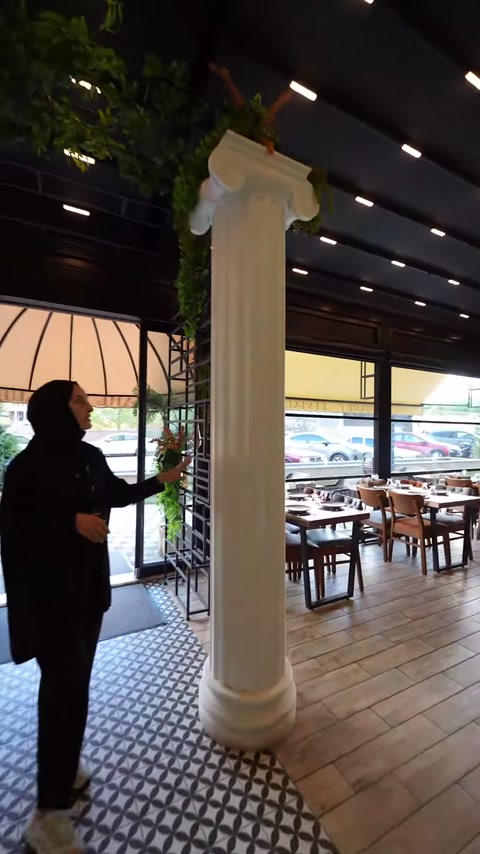İyon başlıklı sütun, bitkili tavan düzeni altında tanıtılıyor.