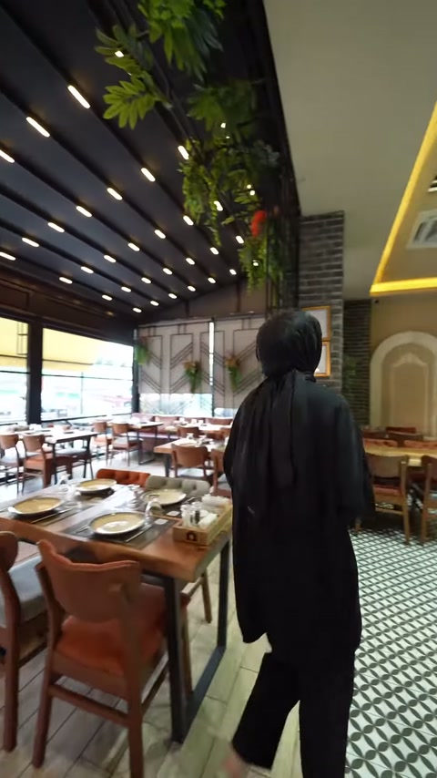 Yemek alanındaki dekoratif sütun ve kemerli duvar uygulamaları birlikte görülüyor.