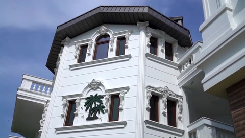 Villanın üst katında söve ve kemer kompozisyonu netleşiyor.