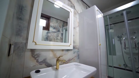 Duş kabini, lavabo ünitesi ve pencere detaylı banyo görünümü