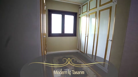 Boş odada altın renkli duvar çıtaları ve tavan pervazı