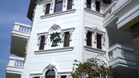 Üst kat cephesinde pencere söveleri, motifler ve balkon profilleri