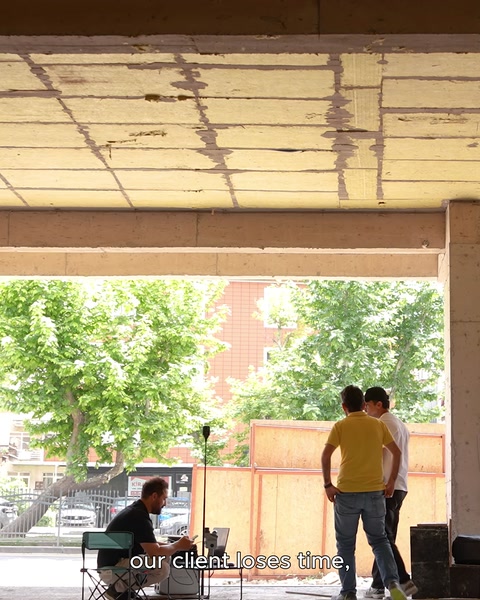Ahşap görünümlü kiriş ve kaplama ürün örnekleri tavanda sergileniyor