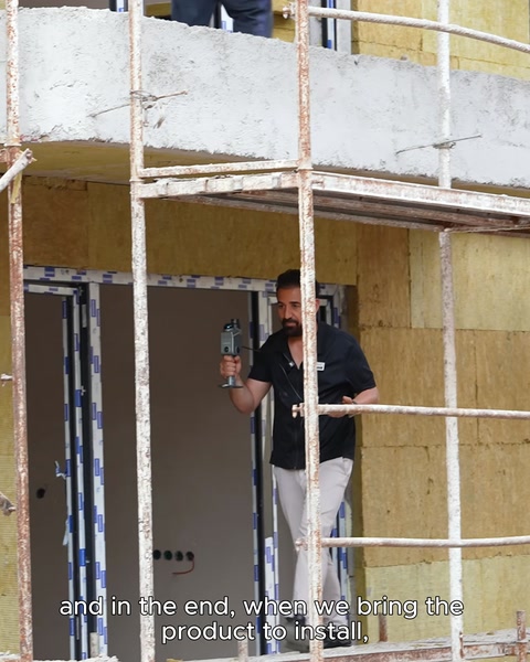 İnşaat halindeki mekanda ürün montajı yapan uygulamacı görülüyor