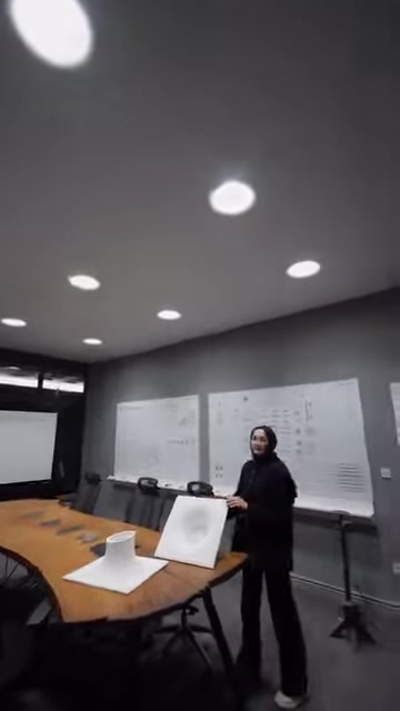 Toplantı alanının tavan aydınlatması ve armatür örnekleri sergileniyor