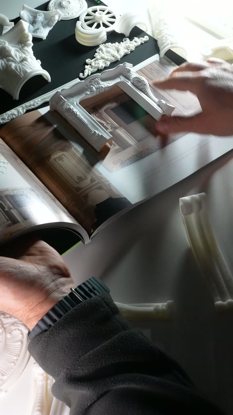 Parmak, maketin iç açıklığındaki dekoratif kenar düzenini gösteriyor