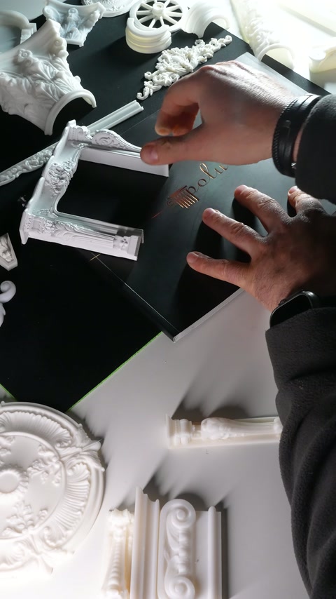 Birleştirilen çerçeve maketinin kabartmalı köşe ayrıntıları yakından gösteriliyor