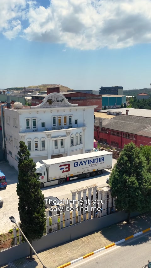 Üretim tesisi önünde uluslararası sevkiyata hazırlanan yük aracı görülüyor