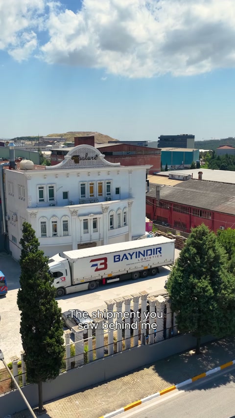 Tesis bahçesinde yükleme alanına yanaşmış kapalı kasa kamyon bulunuyor