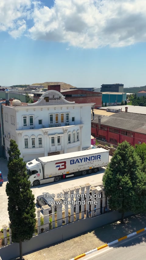 Sevkiyat aracı fabrika binasının önünde yükleme için bekliyor