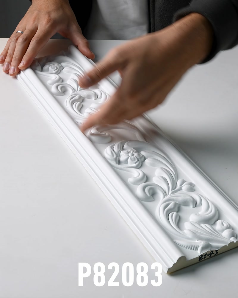 Kabartmalı beyaz bordürün çiçek motifleri elle inceleniyor