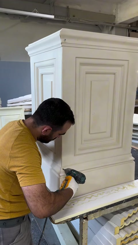 Kare pilaster gövdesinde yüzey hazırlığı sürdürülüyor