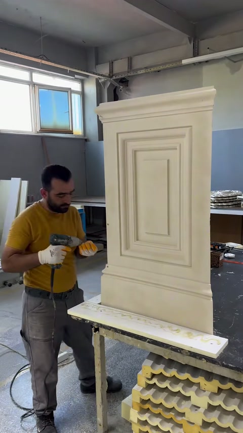 Pilaster yüzeyi el aletiyle dikkatlice işleniyor