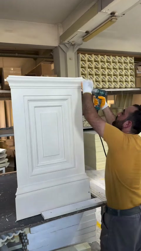 Beyaz pilaster üretim tezgâhında son işlemlere hazırlanıyor