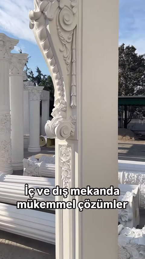 Kemer kenarındaki kabartmalı süsleme ve taşıyıcı dikme görülüyor