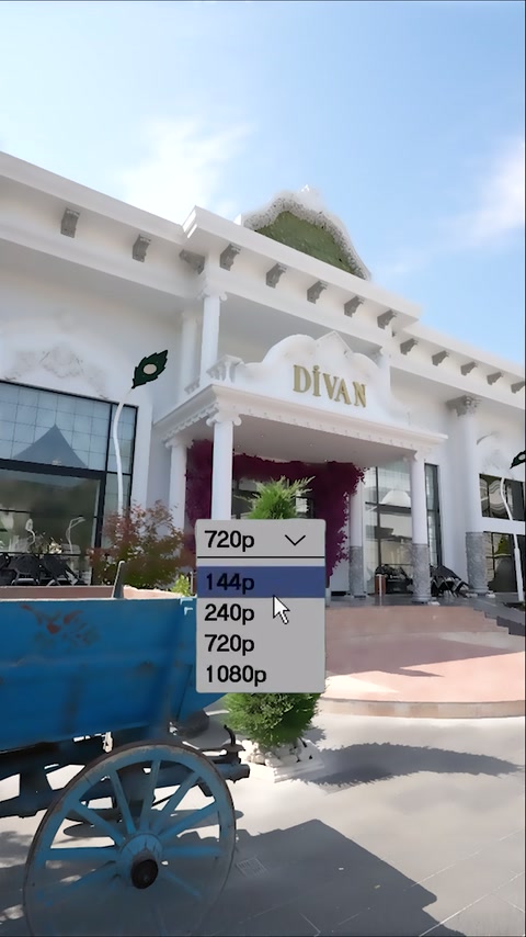 Merdivenli ana kapıda çift sütunlar ve katmanlı saçak uygulaması tamamlanmış.