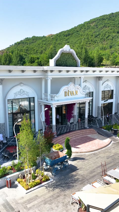 Tamamlanmış ön cephede giriş portiği, dekoratif çıtalar ve söveler izleniyor.