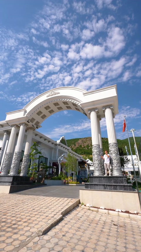 Avlu girişindeki büyük kemer, kabartmalı sütunlar ve kornişlerle tamamlanmış.