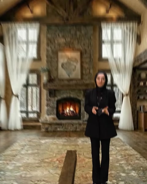 Sunucu ahşap kirişli mekanda ürünleri tanıtmaya başlıyor
