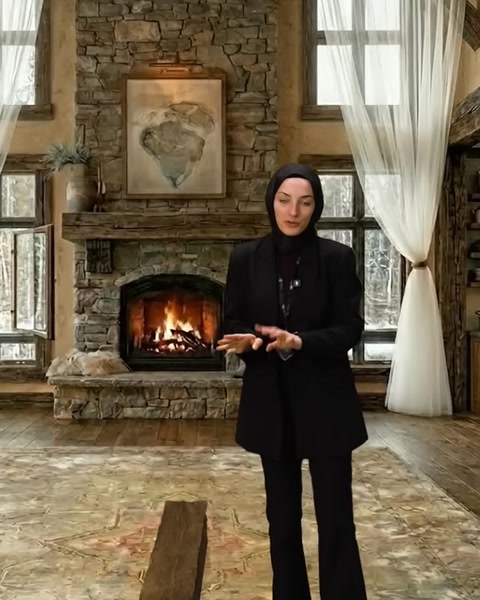 Sunucu elleriyle işaret ederek kiriş detaylarını açıklıyor