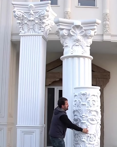 Desenli silindirik sütun ayağı yivli gövdenin önüne getiriliyor