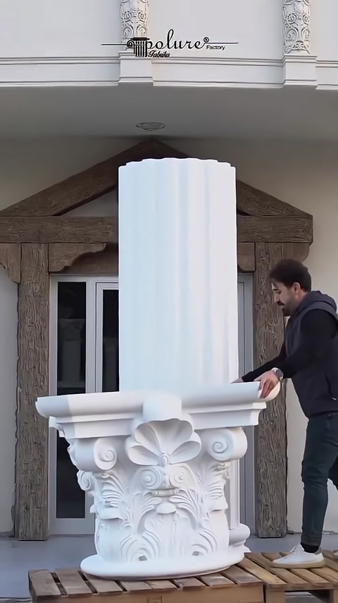 Korint başlık, yivli sütun gövdesinin önünde hazırlanıyor